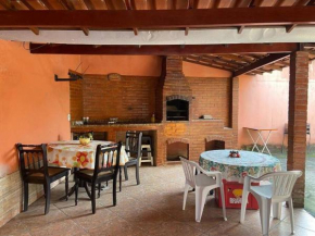 Casa, com área e churrasqueira e uma ampla garagem